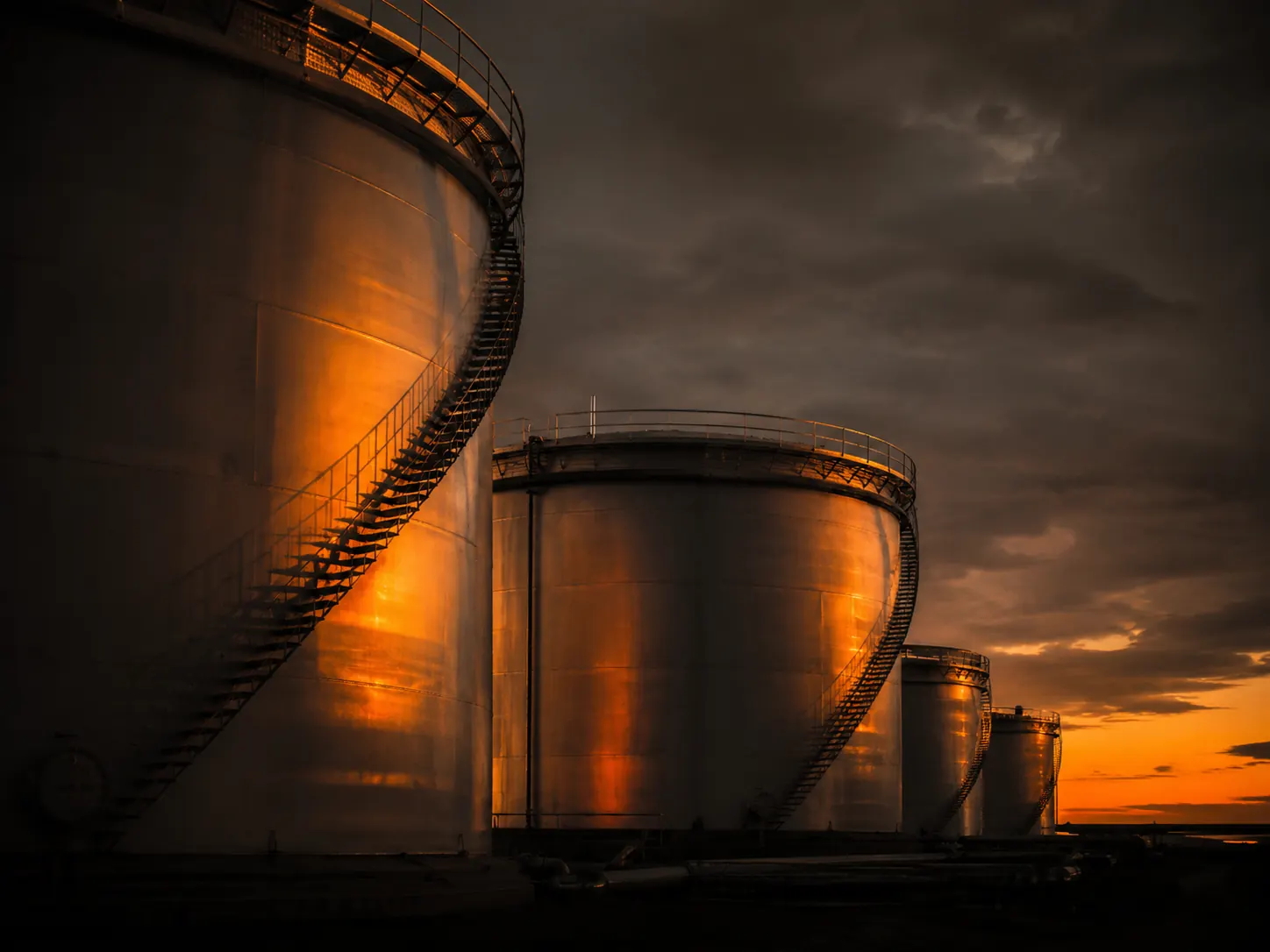 Tanques de armazenamento industriais ao entardecer